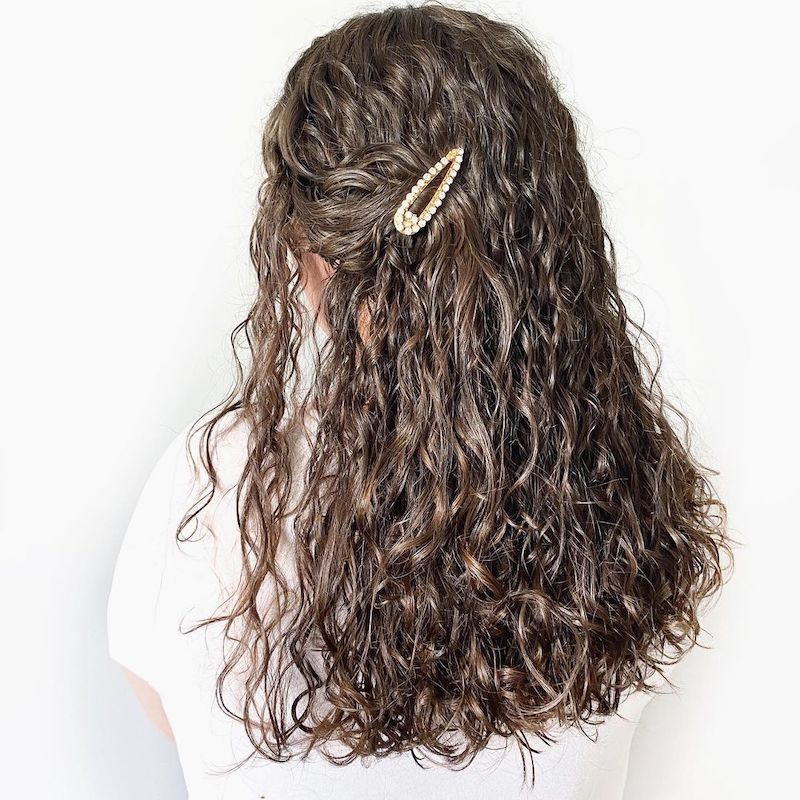Curl em espiral moderno com um gancho de cabelo