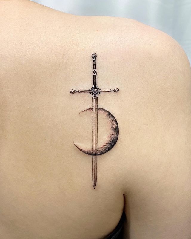 Tatuagem de lua e espada
