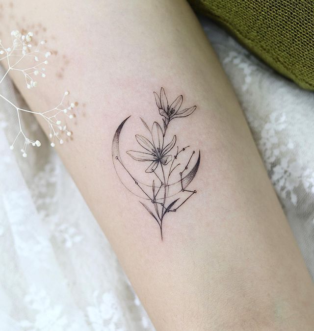 tatuagem de açafrão e lua