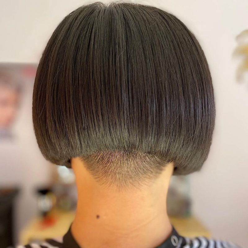 Vista lateral do corte de cabelo de uma mulher com ondas