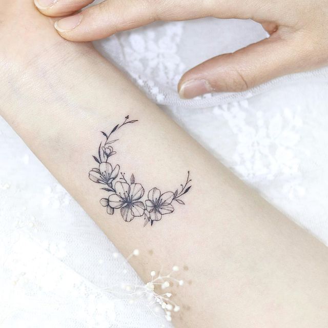 Tatuagem da lua de flores