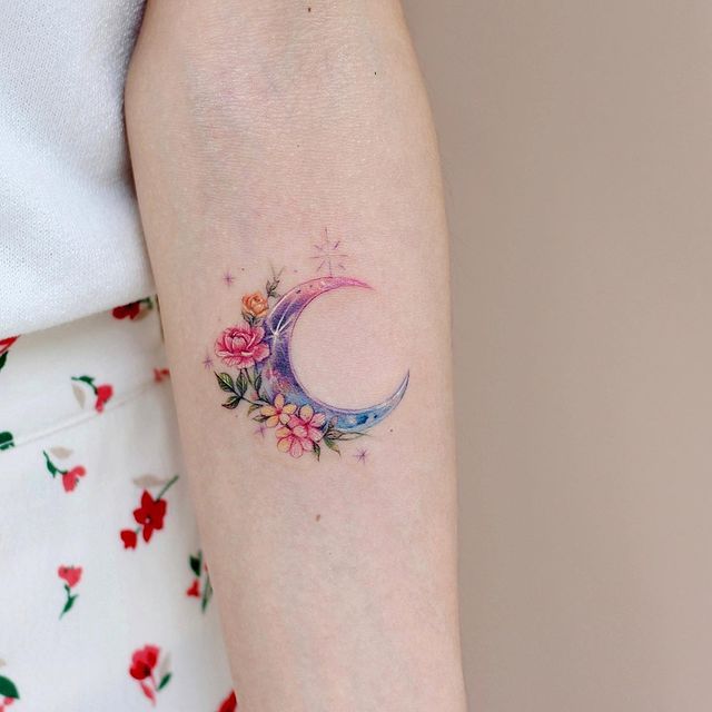 tatuagem de lua crescente em aquarela