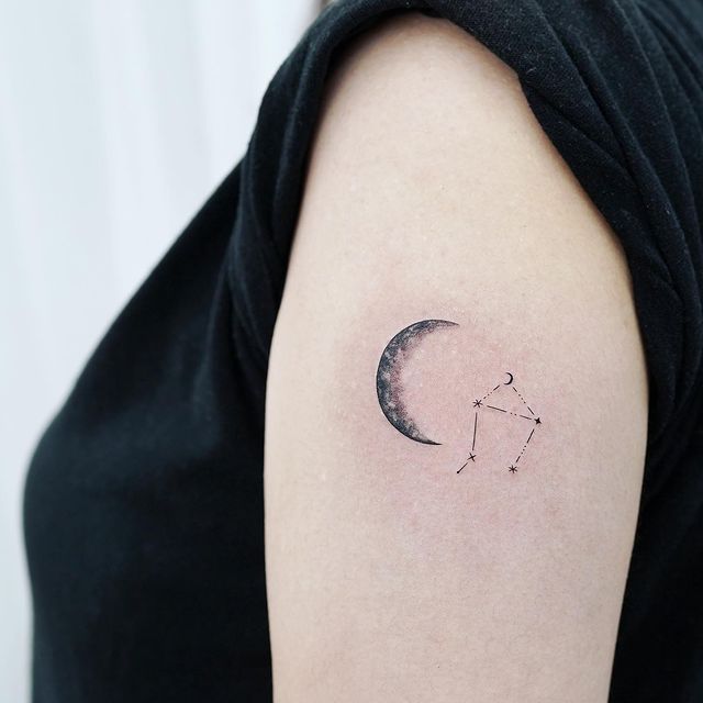 Tatuagem crescente constelada