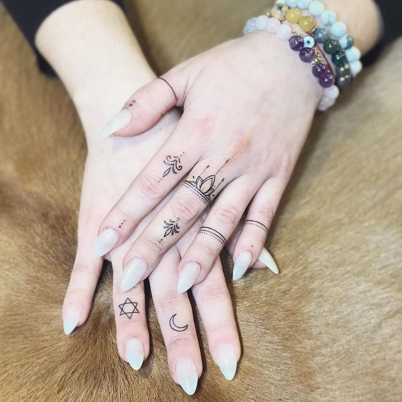 Tatuagens de lua crescente no dedo