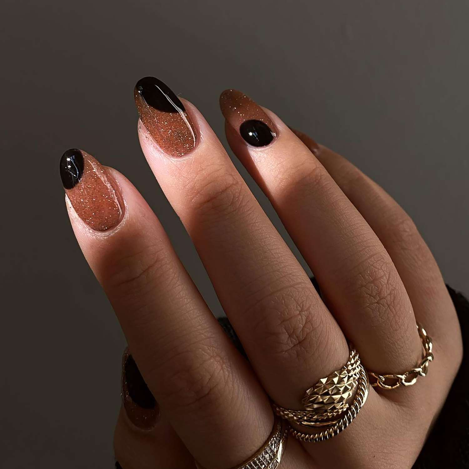 Close de uma manicure de veludo marrom com detalhes em preto sólido brilhante