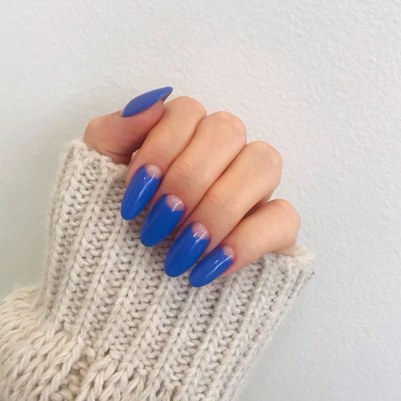 Manicure azul real com um design clássico de sem i-lua de unhas