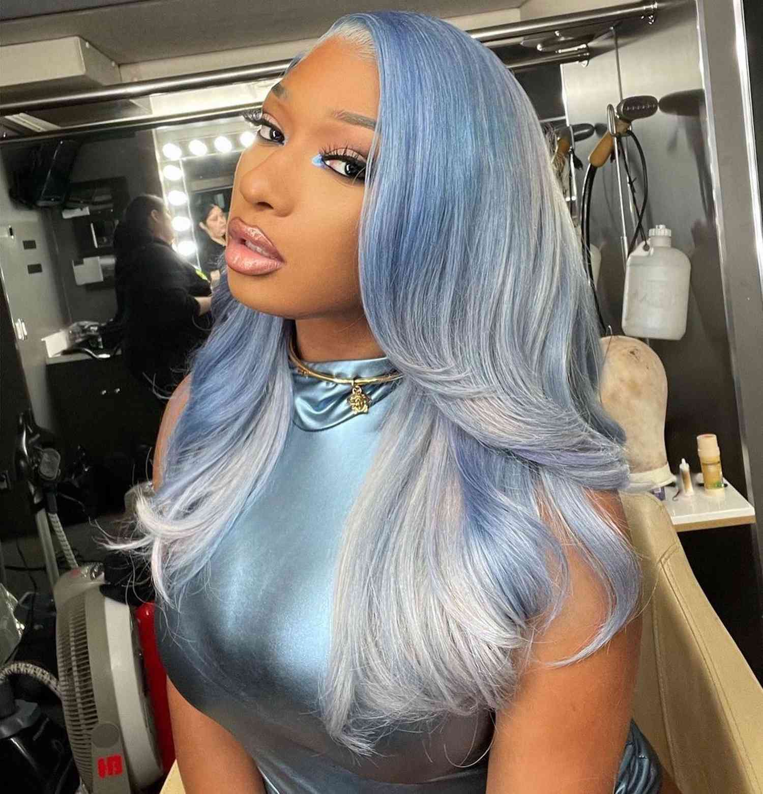 Megan Potrus com cabelo azul gelo