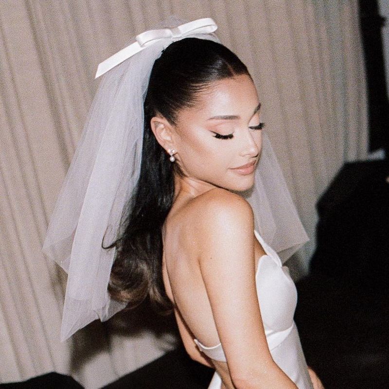 Ariana Grande usou maquiagem simples e brilhante em seu casamento