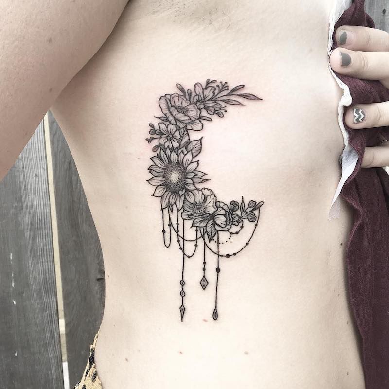 Tatuagem de lua crescente mandala renda floral