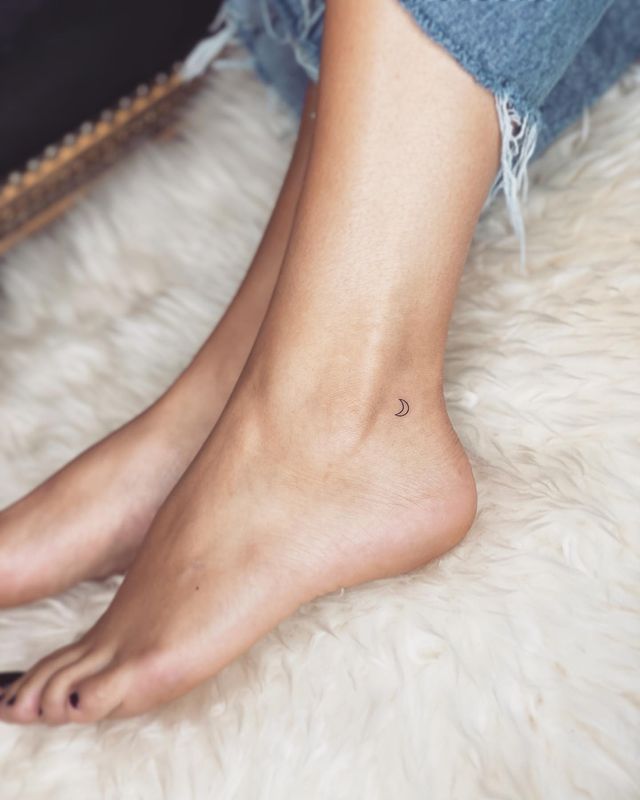 Pequena tatuagem crescente em um tornozelo
