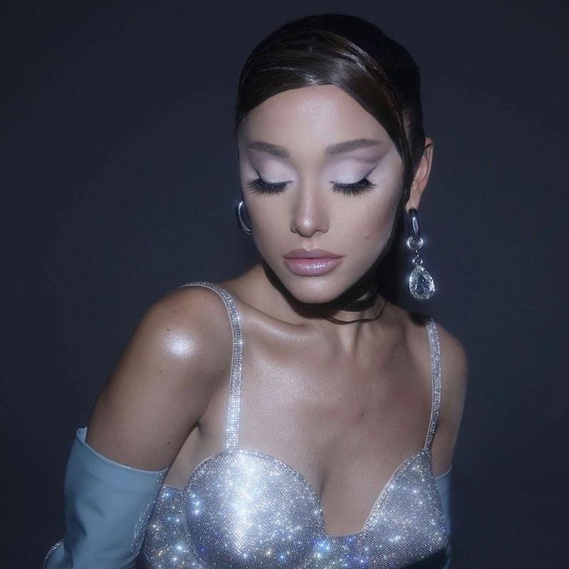 Ariana Grande com maquiagem radiante com delineador alado da R. E. M. Beleza