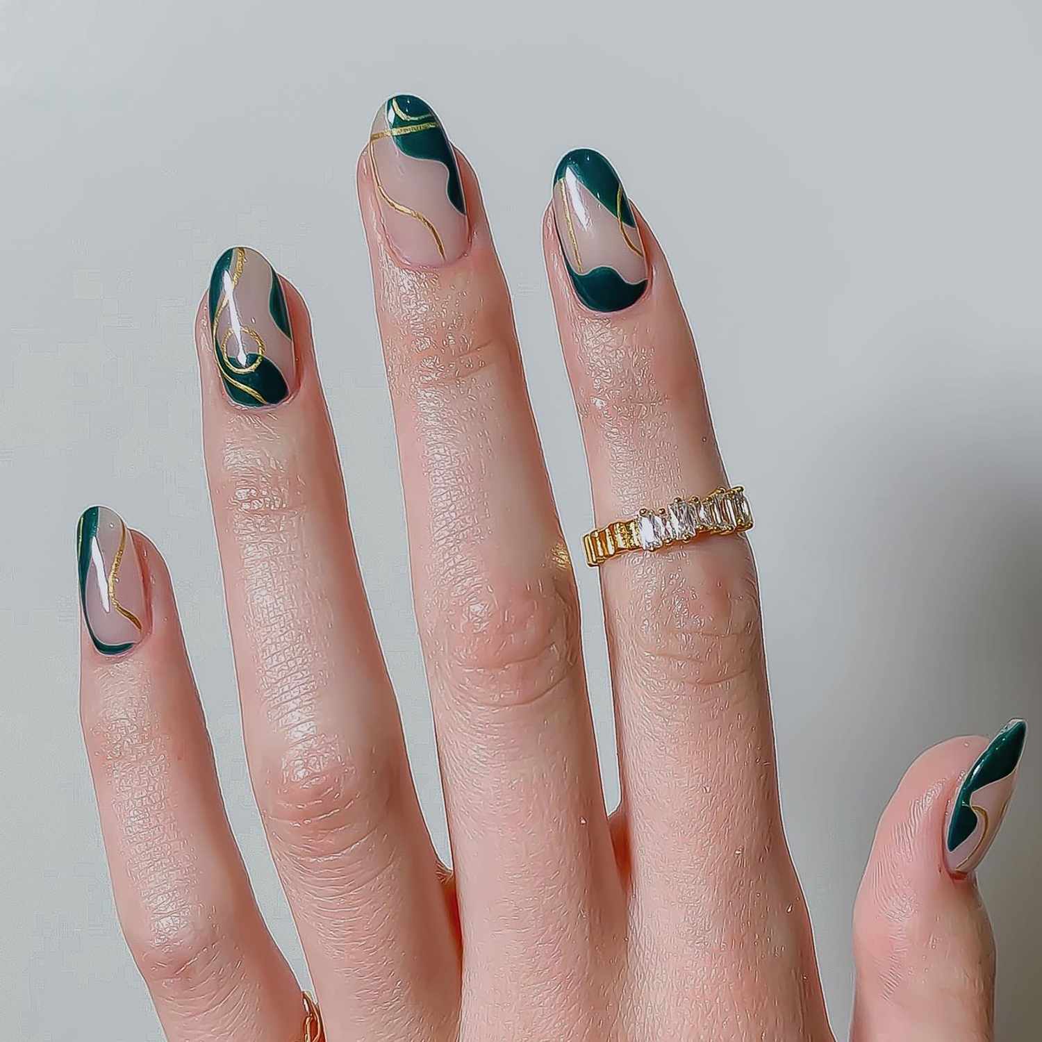 Uma manicure fechada com espaço negativo e vórtices verdes e dourados