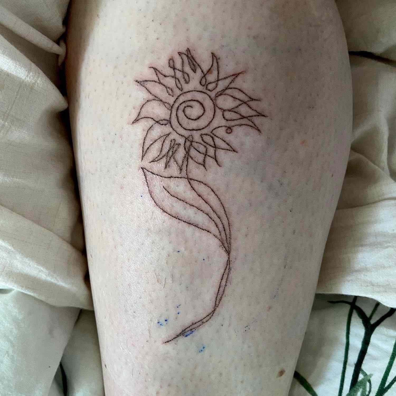 Tatuagem de girassol com um ponto oculto com uma vírgula