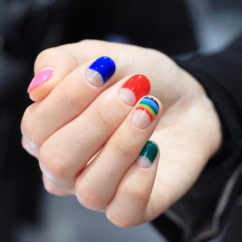 Rainbow French Manicure com crescentes em espaço negativo