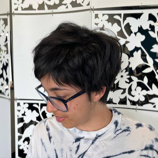 Corte de cabelo pixie - mulher com óculos