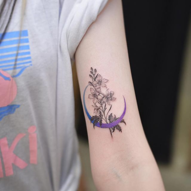 Tatuagem crescente com flor de nascimento