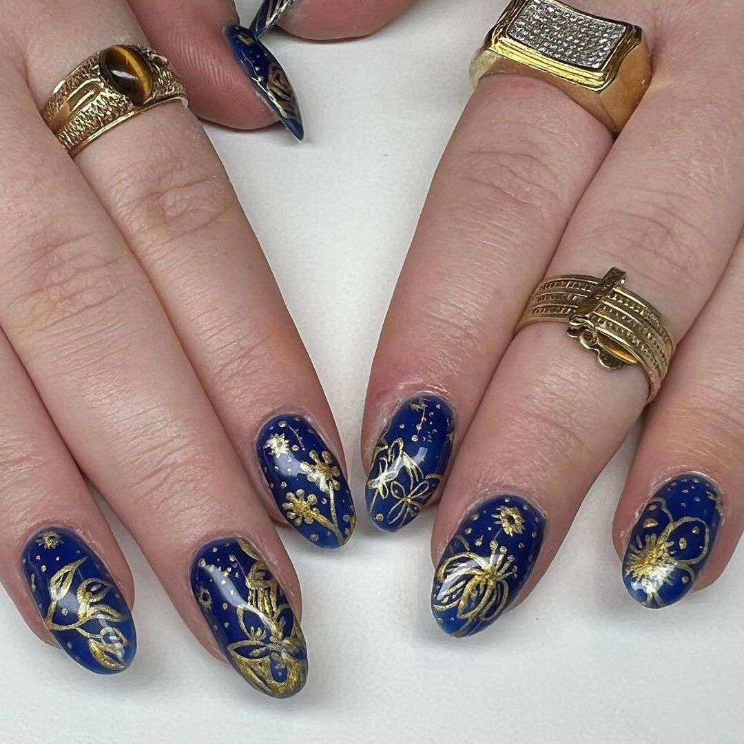 Manicure de flores azul e dourada