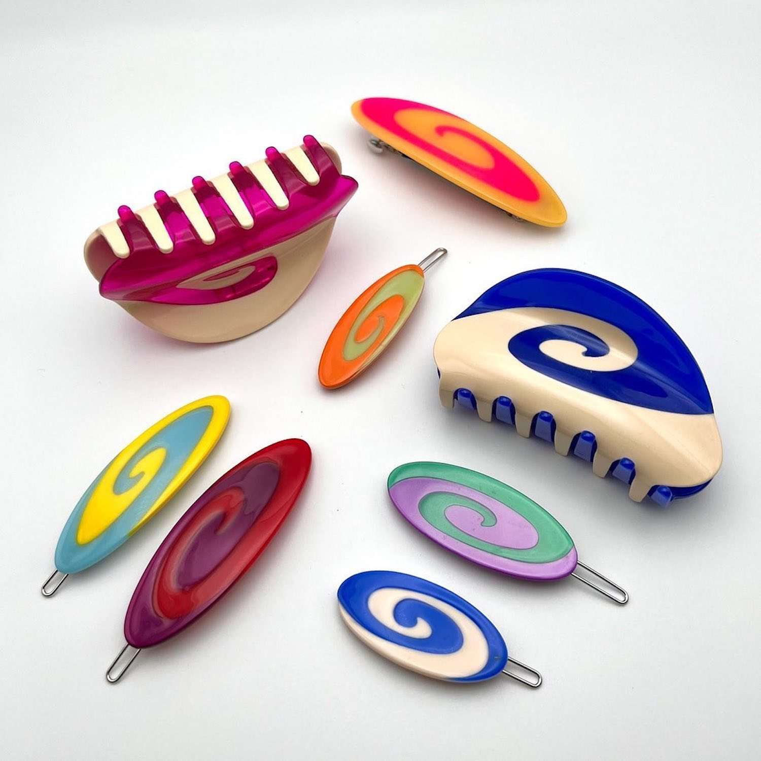 Variedade de clipes de garras e presilhas com padrões coloridos de redemoinho