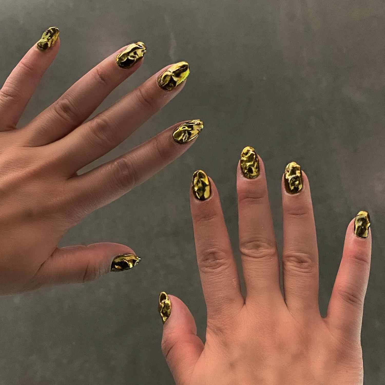Manicure com 3D-Tex na forma de uma pepita de ouro