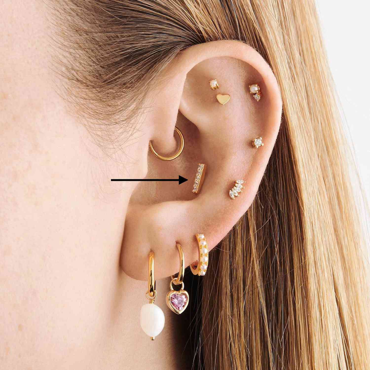 close da orelha de uma mulher com piercing na parte inferior