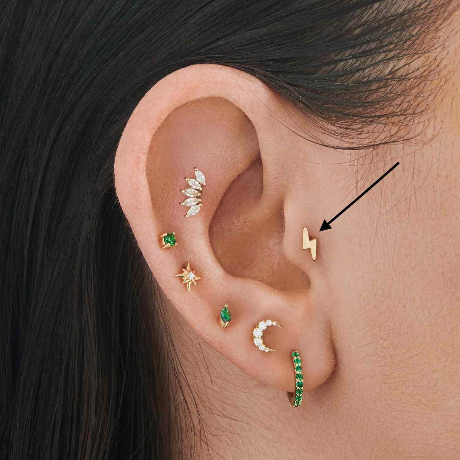 orelha feminina com piercing tipo raio
