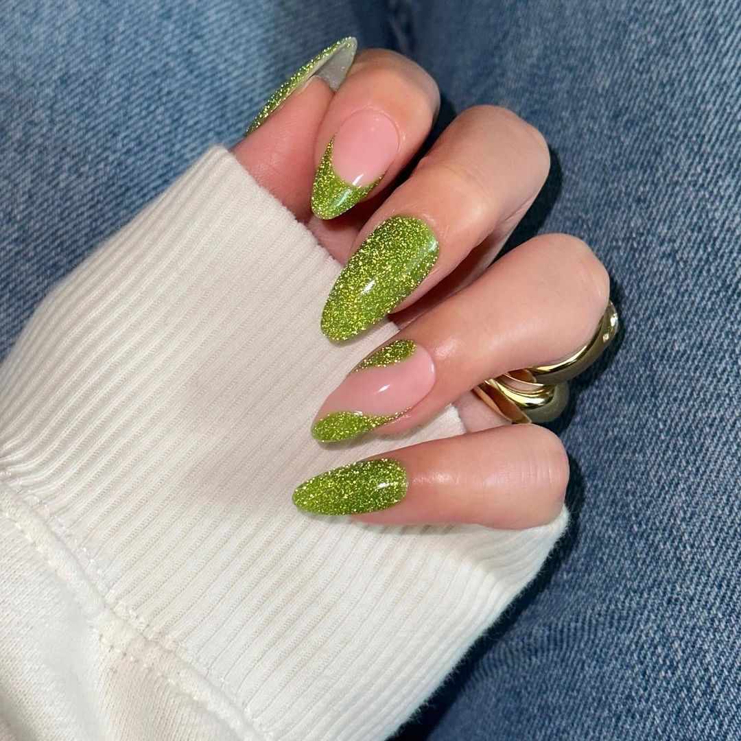 unhas verdes com glitter