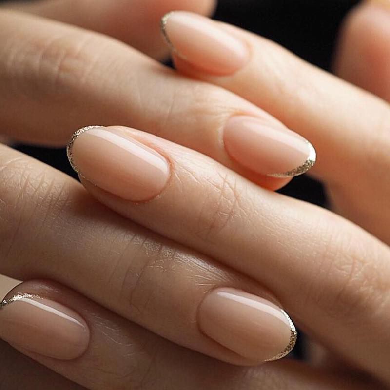 Manicure pêssego com sutil brilho prateado nas pontas das unhas