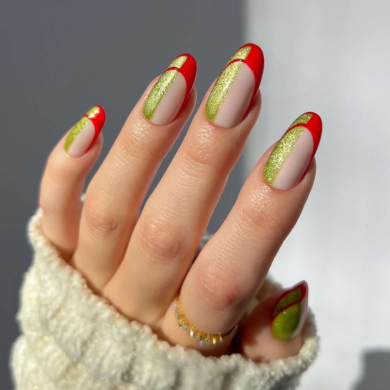 Close-up de um verde dourado abstrato, meia manicure vermelha