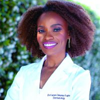 Uma jovem negra aplica produtos para cuidados com a pele