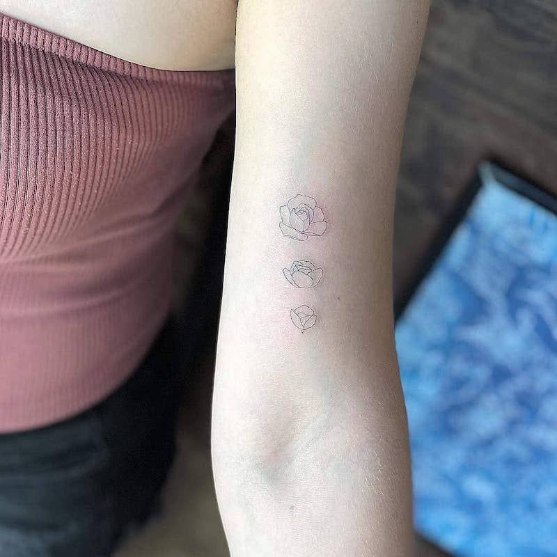 Tatuagens na mão do ciclo de vida das rosas
