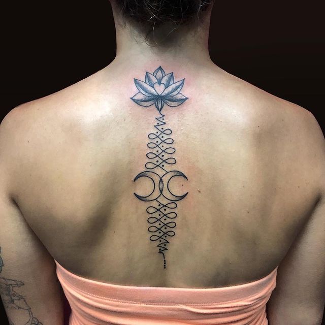 tatuagem crescente interconectada com flor de lótus