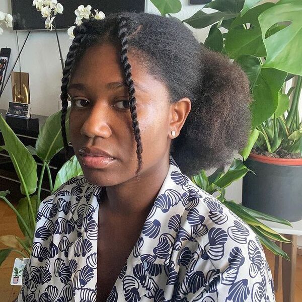 Penteados afro-americanos: mulher em polo estampado