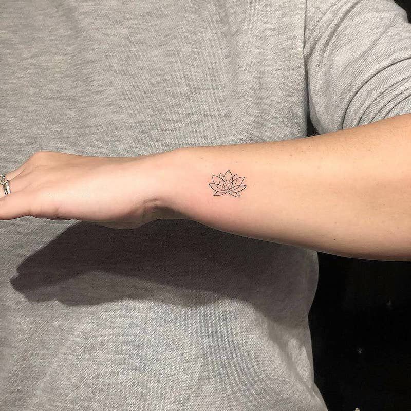 Tatuagens no braço da flor de lótus