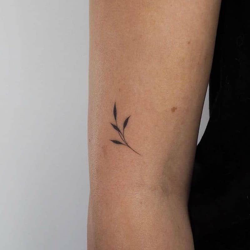Tatuagens na mão das folhas no estilo de preto