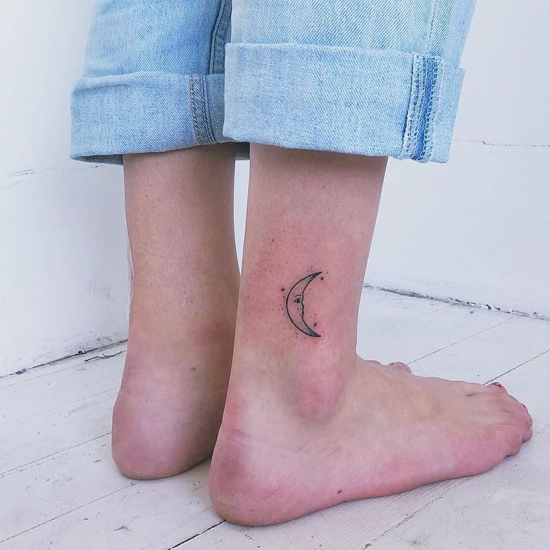 Tornozelo de tamanho médio com tatuagens de lua crescente