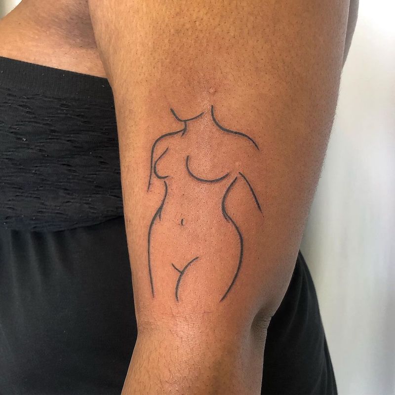 Tatuagens na figura das mulheres do braço
