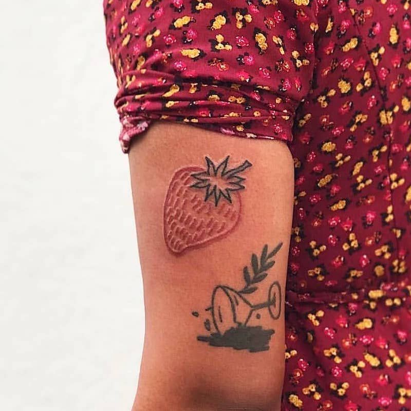 Tatuagens nas mãos de morangos