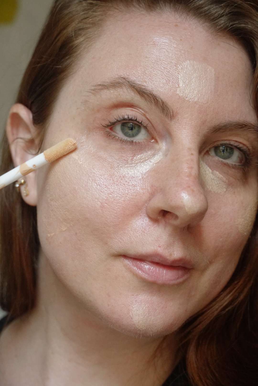 A maquiadora e colaboradora de nosso site Ashley Rebecca aplica iluminador na pele