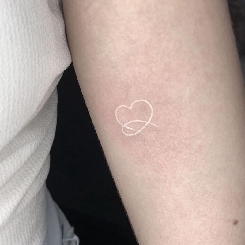 Coração de tatuagens de tinta branca