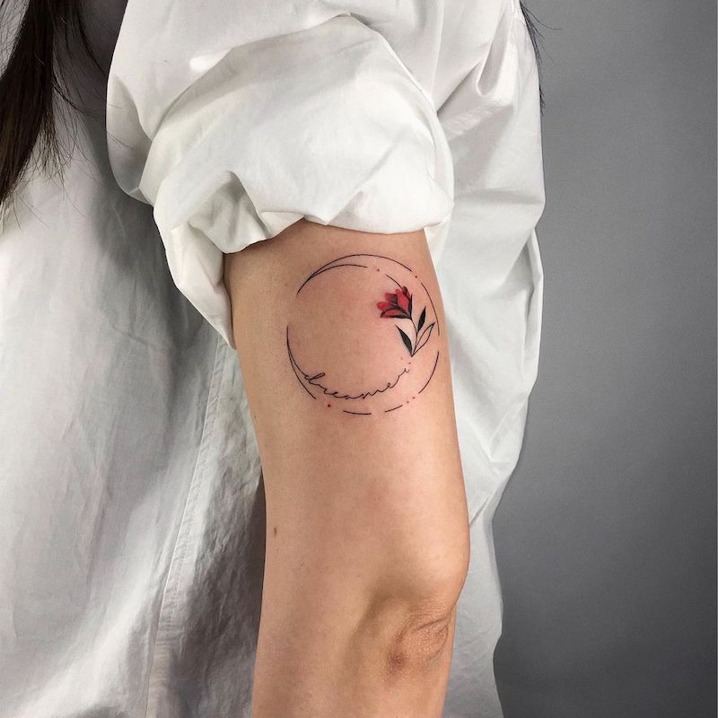 Crescent Tattoos Dreamer com flor vermelha