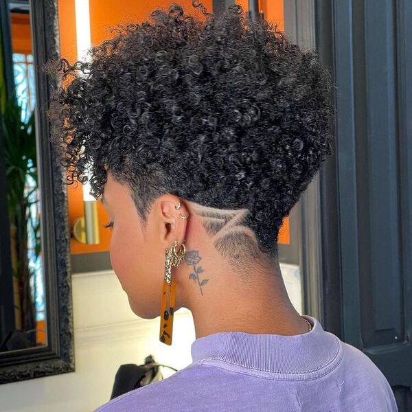 Afrocurls com cabelo raspado - mulher tatuada vestindo um pulôver