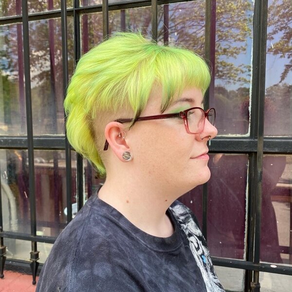 Apple Green Edgy Cut - Mulher com óculos