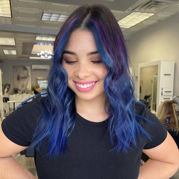 Penteado azul-violeta - mulher de camisa preta