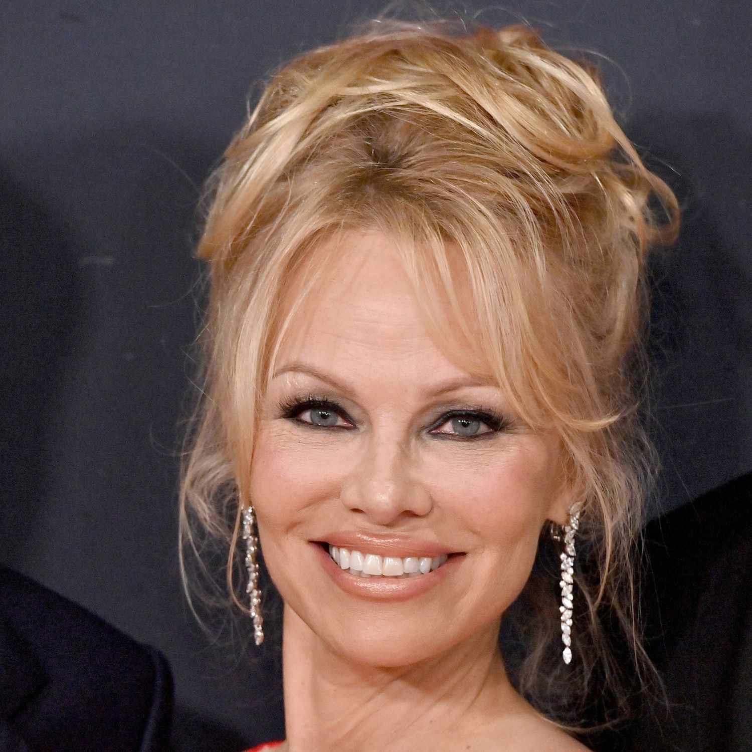 Pamela Anderson com seu penteado característico.