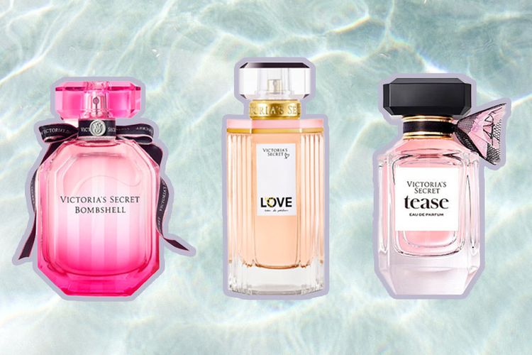 Vários tipos de perfumes Victoria Secret sobre um fundo azul do mar