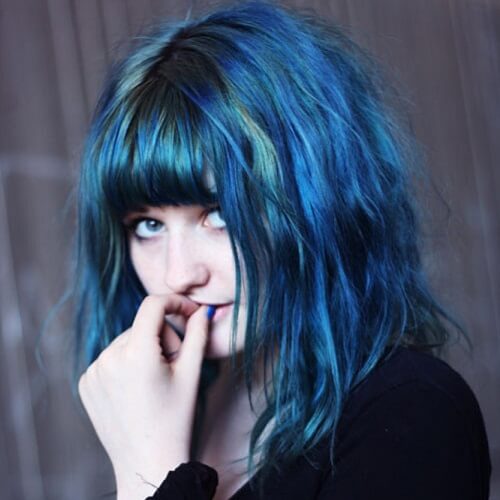 Cabelo azul corte de cabelo médio com franja