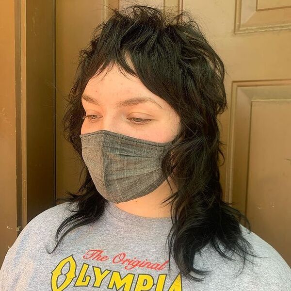Cortes de cabelo pretos texturizados - uma mulher em top cinzenta e máscara