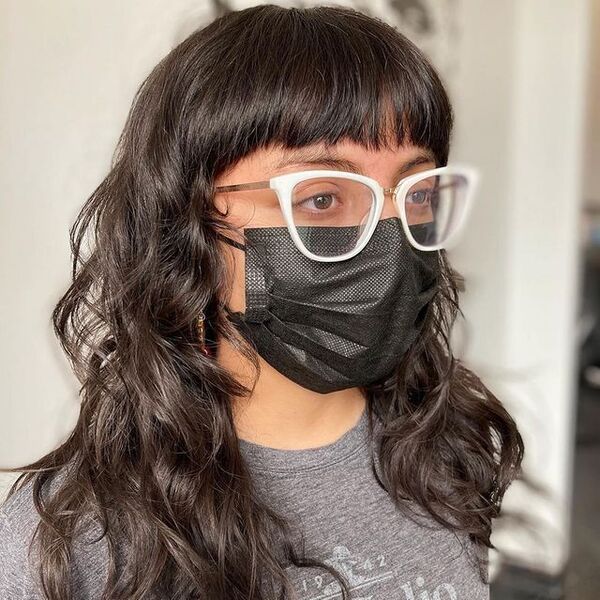 Mulher com óculos e máscara preta