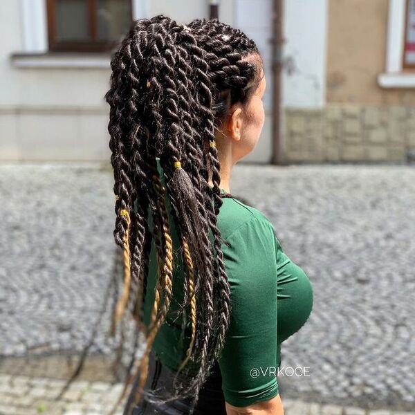 Boho Twist Hairstyles - Uma mulher em um top verde