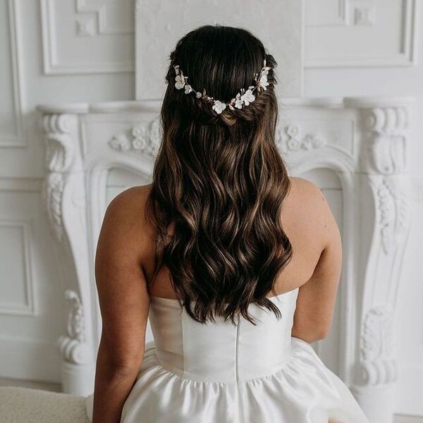 Penteado para uma noiva com tecelagem e flores - uma mulher em um vestido branc o-ppe